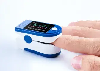 Remote patient monitoring device tracking vital signs for virtual care
